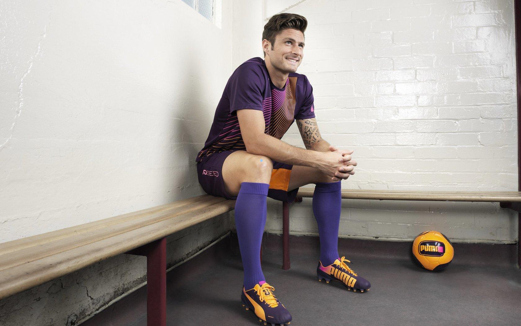 巴塞罗那客场2-0轻取奥萨苏纳，拉菲尼奥梅开二度助球队豪取七连胜，积分榜强势领跑