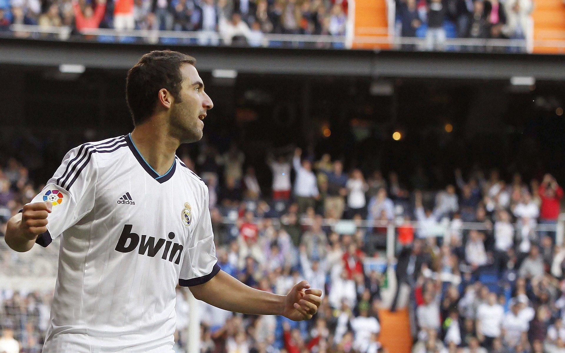 祖巴茨狂揽18分19篮板,场均篮板跃居联盟第四